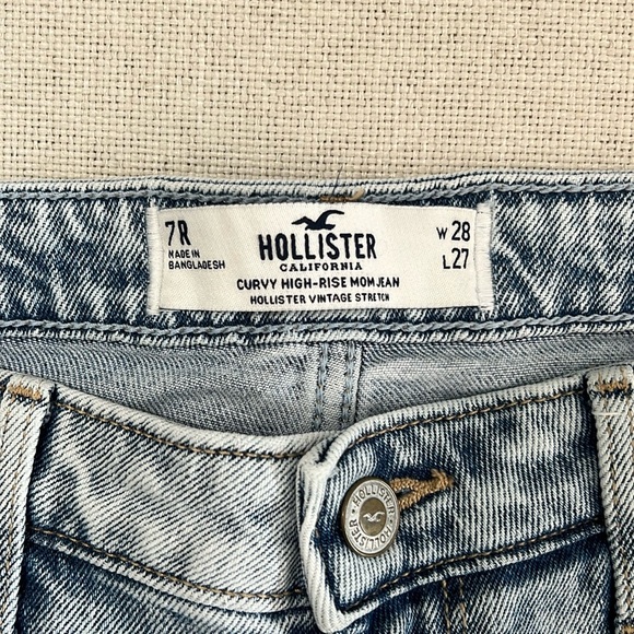 Hollister Curvy High Rise Mom Jean - Light Wash - Picture 4 of 4